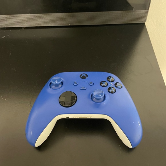 Xbox One S white with blue controller